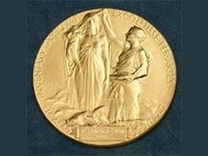 Для надписи на Нобелевской медали была взята строчка из Вергилия: "Inventas vitam juvat excoluisse per artes" (Изобретения улучшают жизнь, а искусство ее украшает". 