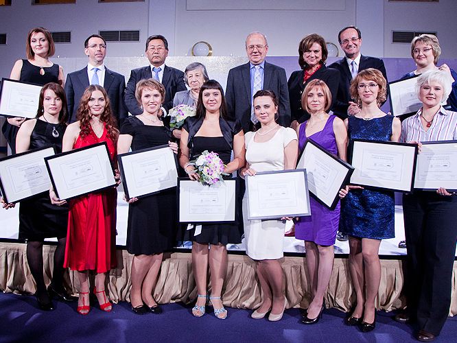 Фотография на память - стипендиаты и члены жюри конкурса L'Oreal-UNESCO