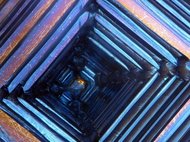 Внутренняя поверхность искусственного кристалла висмута. Фото: Paul's Lab/Flickr.com