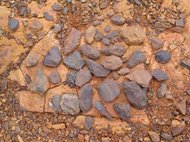 Некоторые из заостренных камни возрастом полмиллиона лет, найденных в Кату-Пан-1 в Северо-Капской провинции ЮАР, являются самыми древними из известных на данный момент наконечников копий