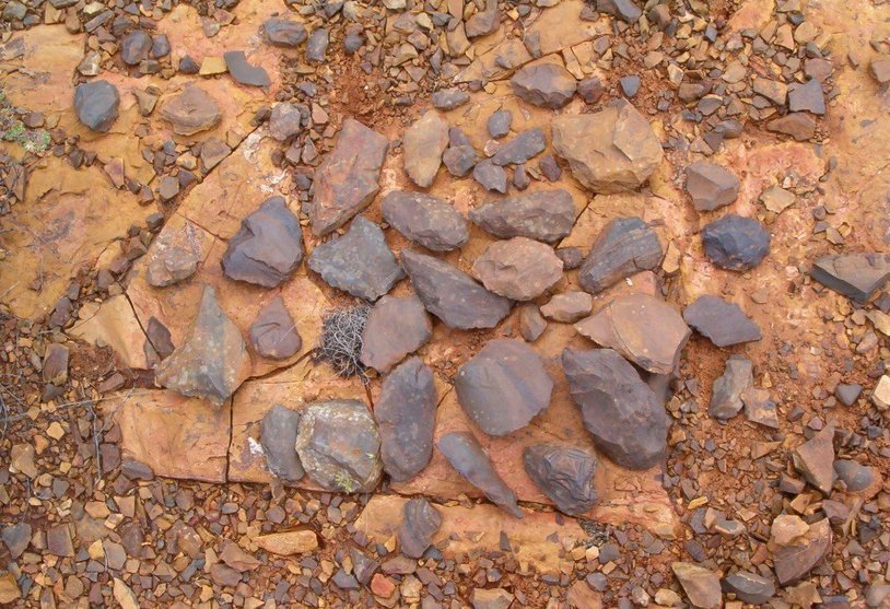 Некоторые из заостренных камни возрастом полмиллиона лет, найденных в Кату-Пан-1 в Северо-Капской провинции ЮАР, являются самыми древними из известных на данный момент наконечников копий