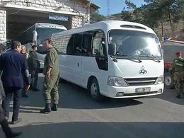 Прибывшие из Сирии. Кадр: vesti.ru