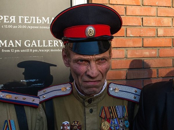Казаки разгоняют выставку «Духовная брань» в Москве