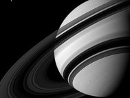 Сатурн и один из его спутников, Тефия (в левом верхнем углу). Изображение получено зондом Cassini
