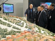 Путин осматривает макет горнолыжного спортивно-туристического комплекса «Горная карусель»