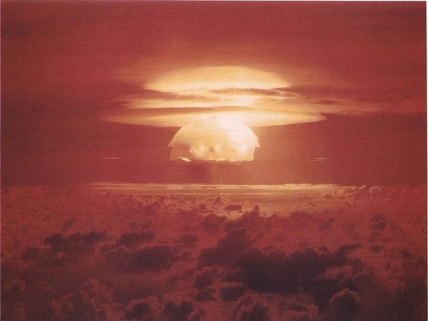 Ядерный взрыв на атолле Бикини в 1954 году мощностью 15000 килотонн