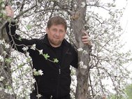 Кадыров в окружении цветущих деревьев