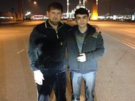 Кадыров обнимается с московским школьником на фоне Грозного