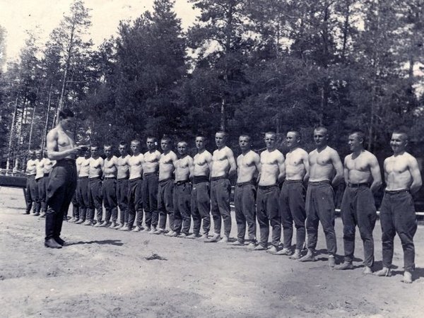 Курсанты Смоленского артиллерийского училища на занятиях по физической подготовке