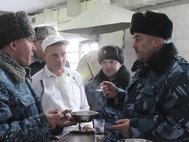 Замглавы ФСИН Александр Сапожников пробует еду в столовой ИК-12