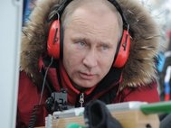 Владимир Путин на проходящем чемпионате России по лыжным гонкам и биатлону среди паралимпийцев в Сочи в 2012 году