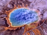 Яркие цвета Большого призматического источника в Йеллоустонском национальном парке - результат жизнедеятельности термофильных бактерий