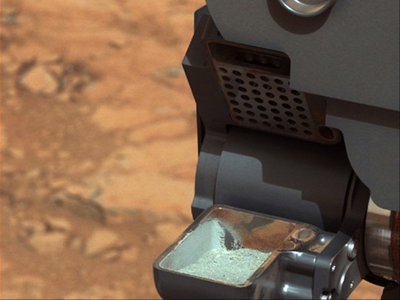 Грунт от Curiosity. Плита, которую бурил марсоход, содержит тонкозернистые глинистые минералы, фосфорные и другие химические соединения. 