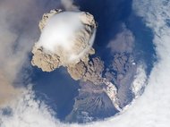 Извержение вулкана Сарычева на Курилах в июне 2009 г. Фото: NASA