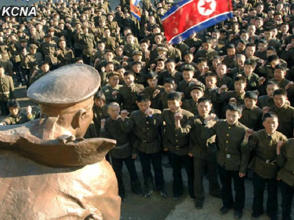 Выпускники школ КНДР записываются добровольцами в армию