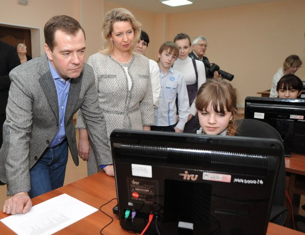 Дмитрий Медведев вместе с супругой в Ивановском детском доме