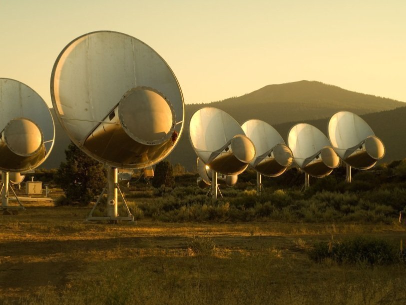 Радиотелескоп Аллена в Калифорнии (США), сканирующий космос в поисках сигналов внеземных цивилизаций. Совместный проект Института SETI и радиоастрономической лабораторией Калифорнийского университета в Беркли