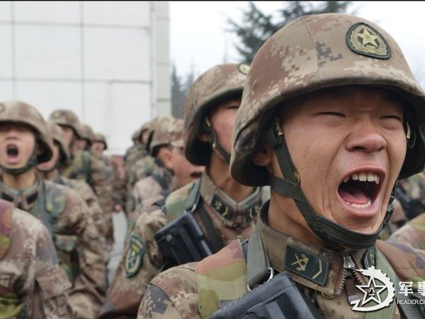 Китайские солдаты на учениях в Ланьчжоу
