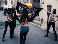 Участницы FEMEN сжигают флаг салафитов у мечети в Париже