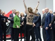 Активистка Femen перед Владимиром Путиным и Ангелой Меркель. Фото: haz.de