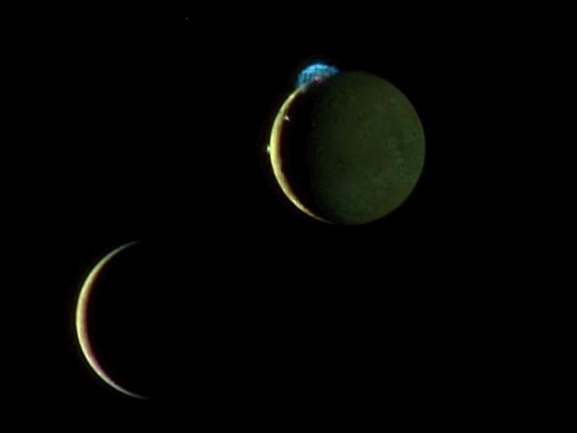 Спутники Юпитера Ио (сверху) и Европа