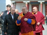 Владимир Путин в сопровождении главы российских буддистов Пандито Хамбо-ламы Дамбы Аюшеева