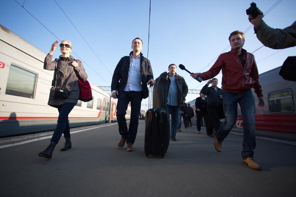 Алексей Навальный на вокзале