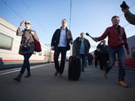 Алексей Навальный на вокзале
