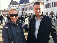 Алексей Навальный на вокзале с женой