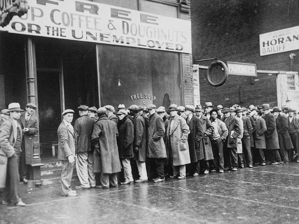 Очередь безработных в бесплатную столовую в Чикаго, США. 1931 год