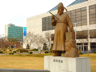 Статуя ученого XV в. Чана Ёнсиля (Jang Yeong-sil) перед зданием Корейского ведущего научно-технического института (KAIST)