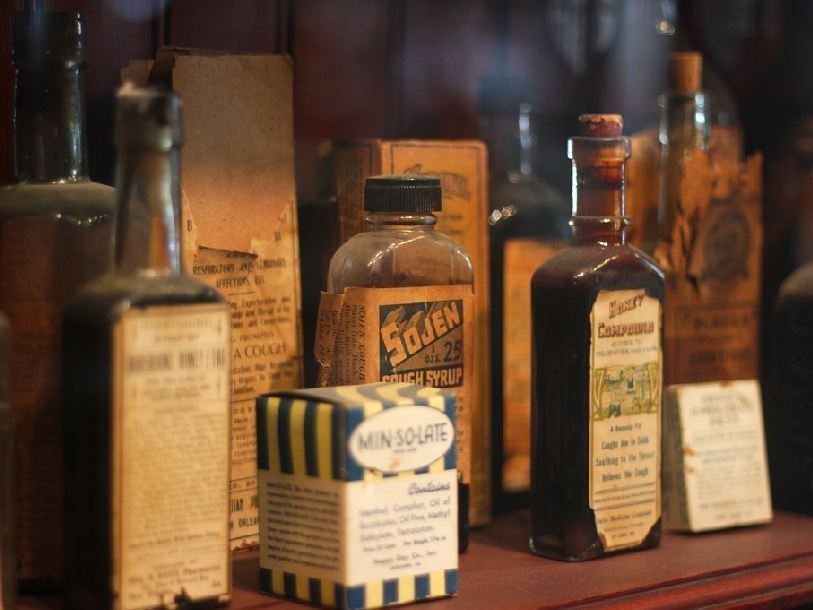 Лекарства XIX века в музее фармацевтики в Нью-Орлеане