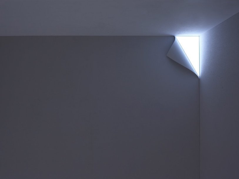 Светильник PEEL (OLED-освещение), 2012 год, придает стене сходство с помещениями для «телепортации» из н-ф фильмов. Фото: Yasuko Furukawa