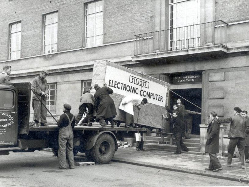 Доставка электронного компьютера производства компании Elliott Brothers в департамент казначейства города Норидж, графство Норфолк, Англия, 1957 г.