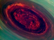 Вихрь из облаков на северном полюсе Сатурна. Красным и зеленым обозначены низко и высоко расположенные облака соответственно. Изображение получено космическим аппаратом Cassini