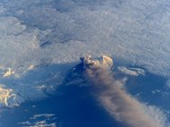 Извержение вулкана Павлова на Аляске, начавшееся 13 мая 2013 г. Фото сделано одним из членов экипажа МКС-36 18 мая