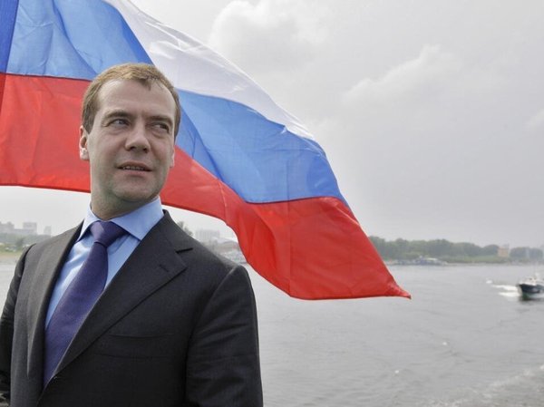 Медведев на фоне триколора
