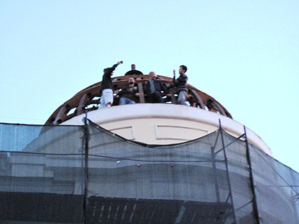 Активисты «Архнадзора» на крыше дома Волконских