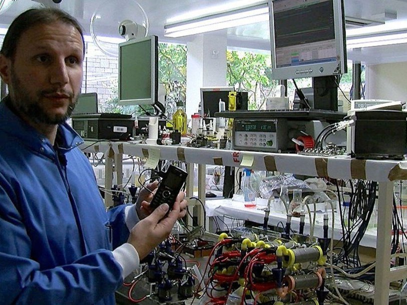 Иоаннис Йеропулос в Бристольской лаборатории робототехники заряжает мобильник с помощью микробного топливного элемента