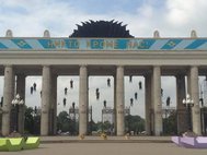 Висящие десантники на воротах Парка Горького