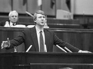 Анатолий Чубайс на трибуне Верховного Совета