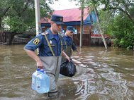 МЧС помогает пострадавшим от паводка