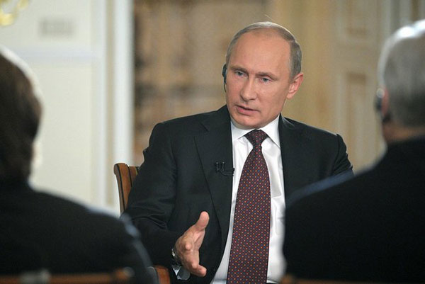 Владимир Путин во время интервью