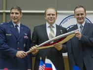 Основной экипаж МКС 37/38 с олимпийским факелом