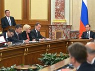 Улюкаев зачитывает доклад на заседании кабмина