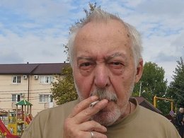 Андрей Битов курит