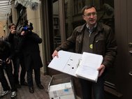 Евгений Онищенко показывает подписные листа со 121 тыс. подписей против законопроекта о реформе РАН