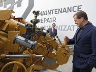 Дмитрий Медведев осматривает танк на платформе «Армата»