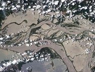Долина Амазонки в районе города Сантарен (Бразилия). Фото: NASA