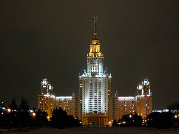 В Москве после сообщения о минировании проверяют главный корпус МГУ